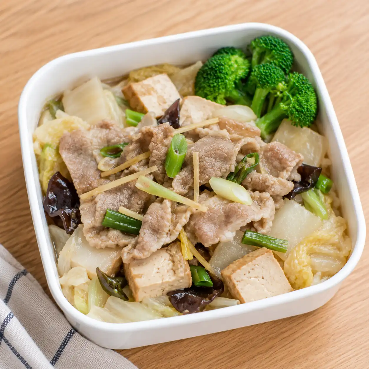 薑蔥瘦肉片白菜滷肉便當