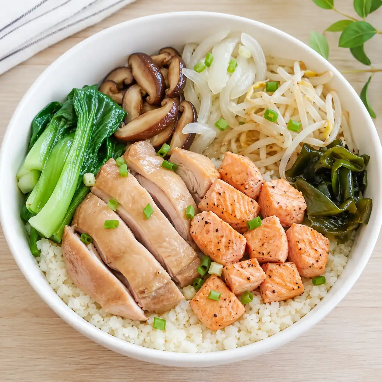 鮭魚丁滷雞腿花椰米餐