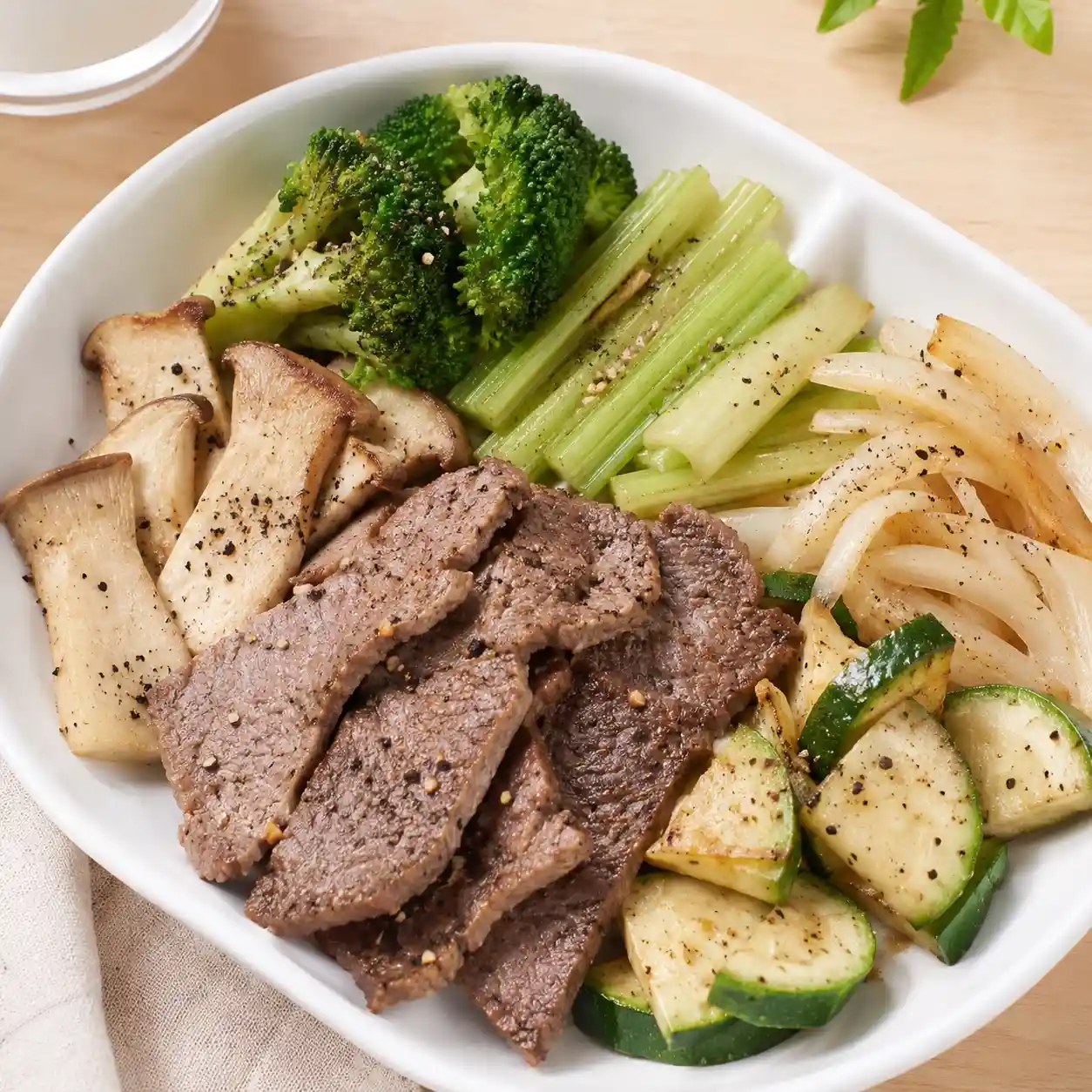 黑胡椒菇香瘦牛餐盒