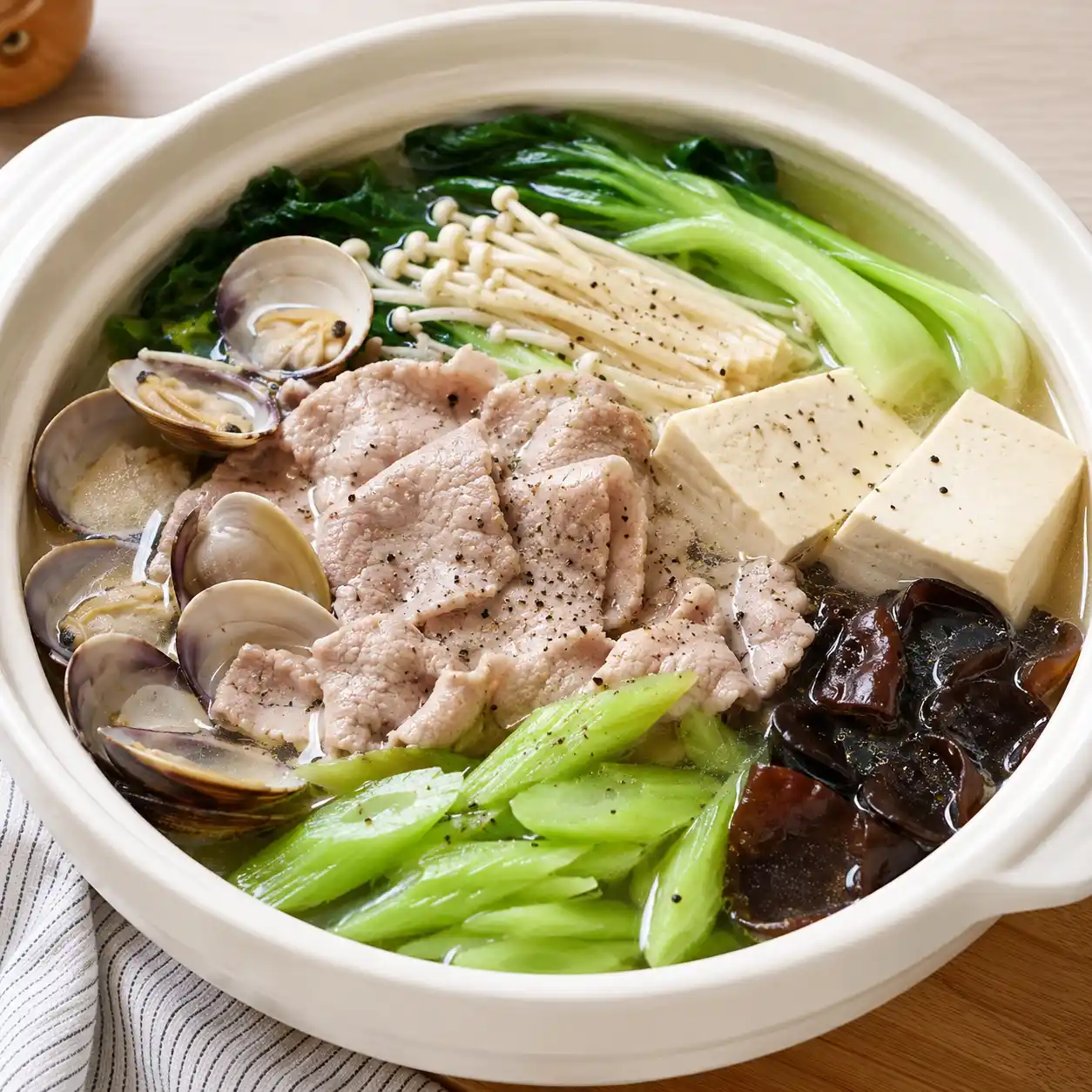 芹菜胡椒肉片蛤蜊豆腐鍋