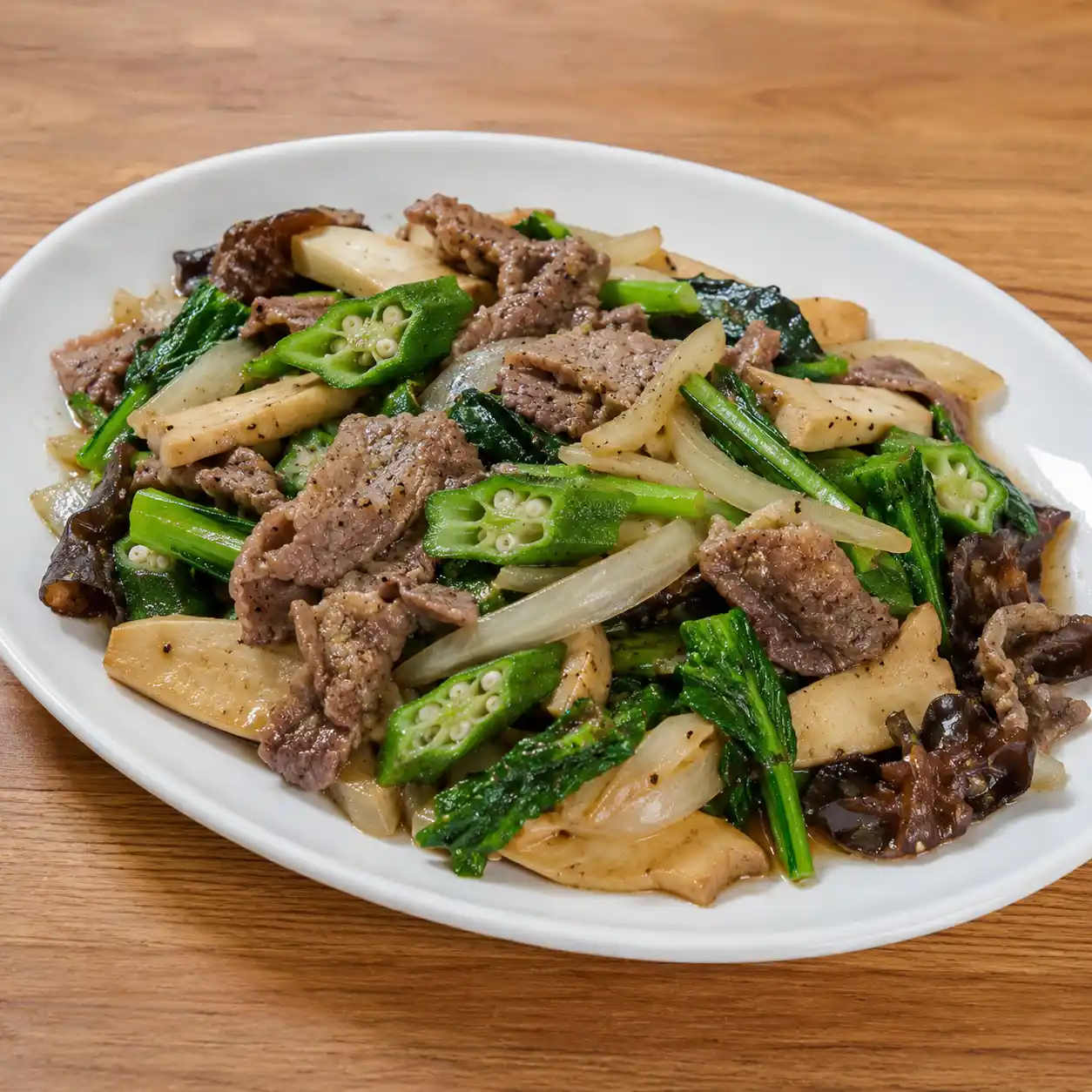 黑胡椒牛肉秋葵杏鮑菇盤
