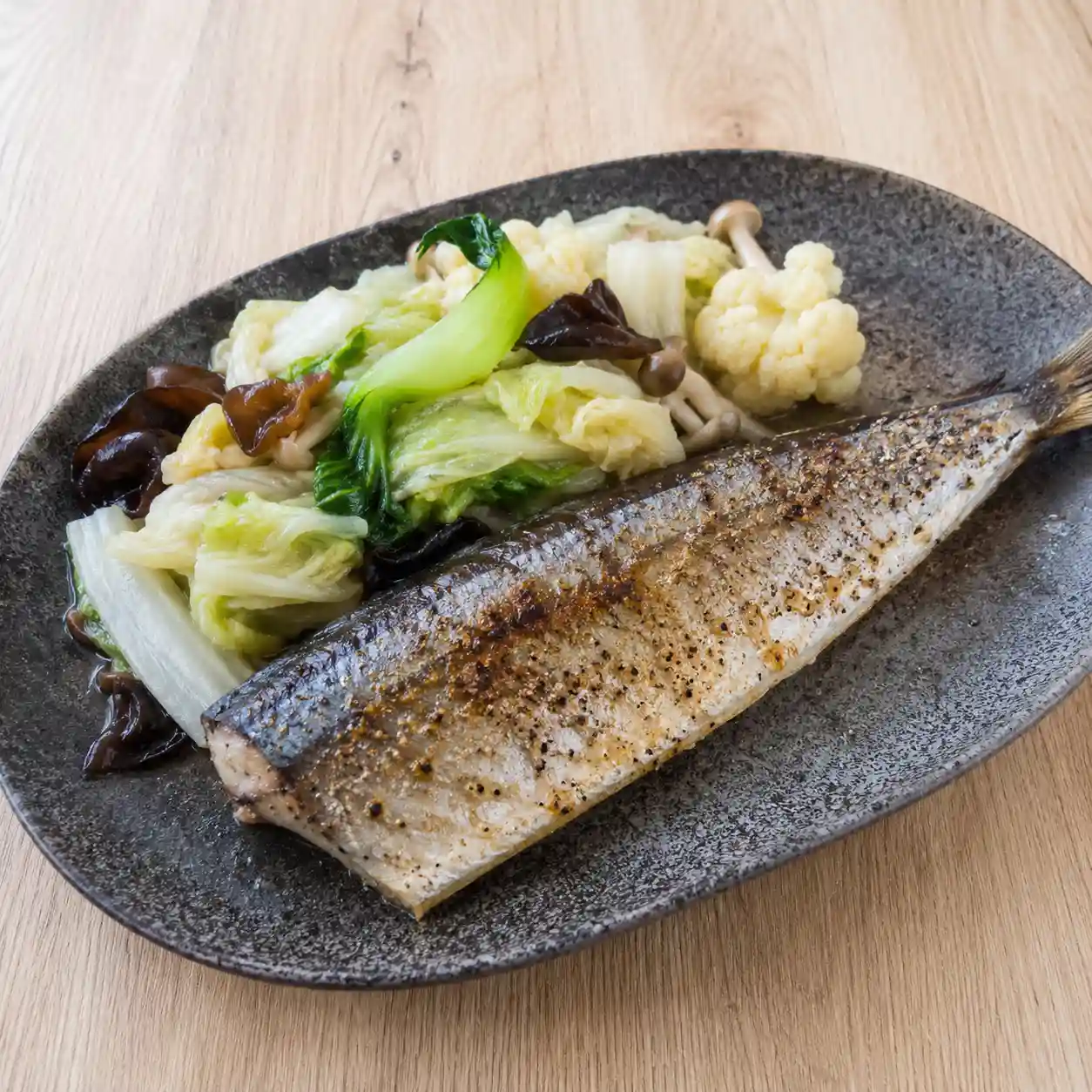 薑粉胡椒秋刀魚白菜盤