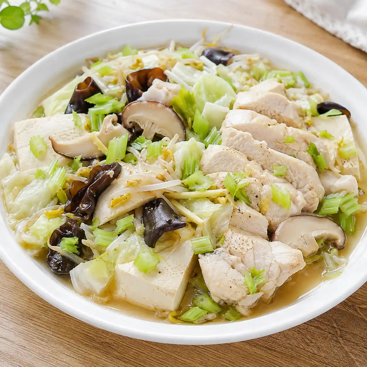 雞肉豆腐芹香蒸煮盤