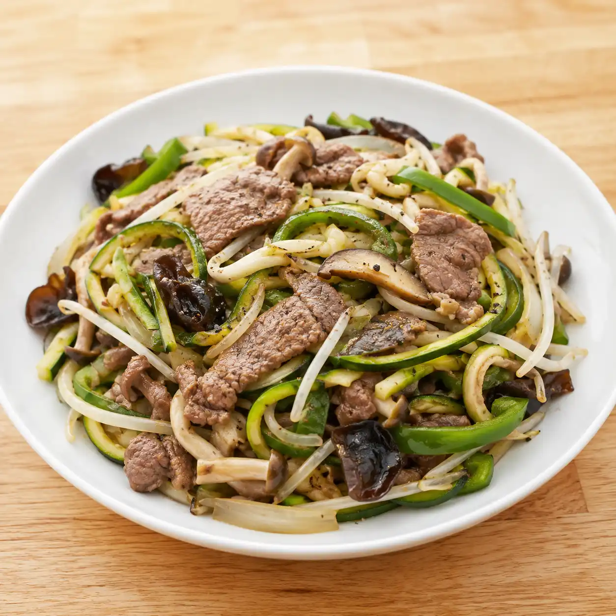 黑胡椒牛肉櫛瓜炒麵