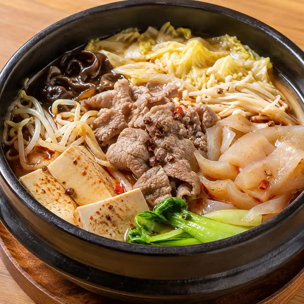 麻辣豆腐牛肉鍋燒蒟蒻寬麵