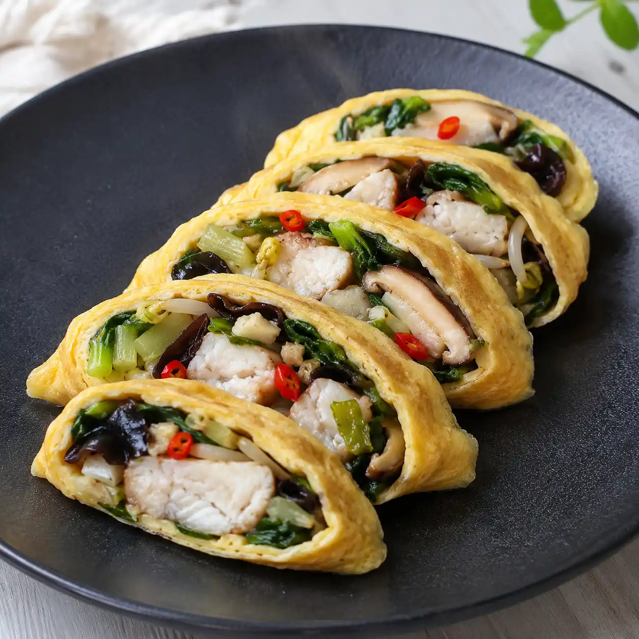 蒜辣魚片青江菜蛋捲