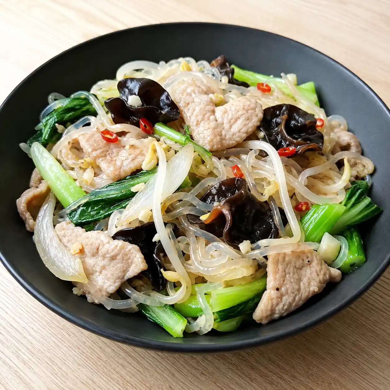 蒜辣瘦肉木耳蒟蒻麵