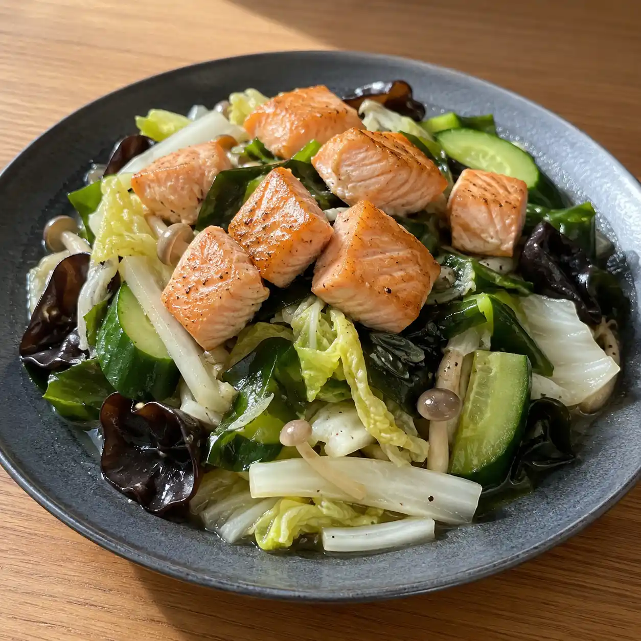 鮭魚海帶芽昆布溫沙拉