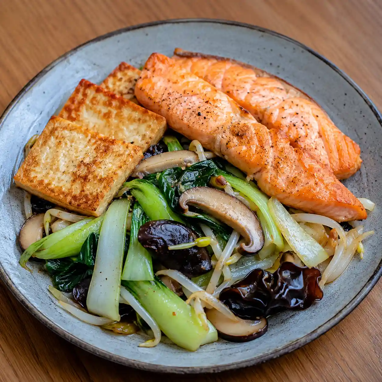 鮭魚豆腐青江菜盤