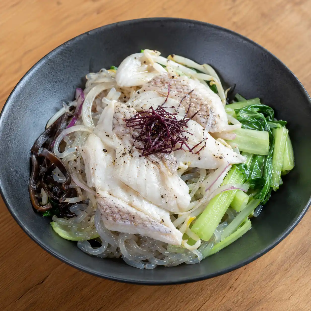 胡椒魚片蒟蒻冷拌碗
