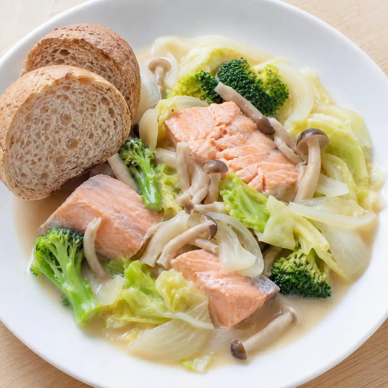 豆乳味噌鮭魚菇菜餐包盤