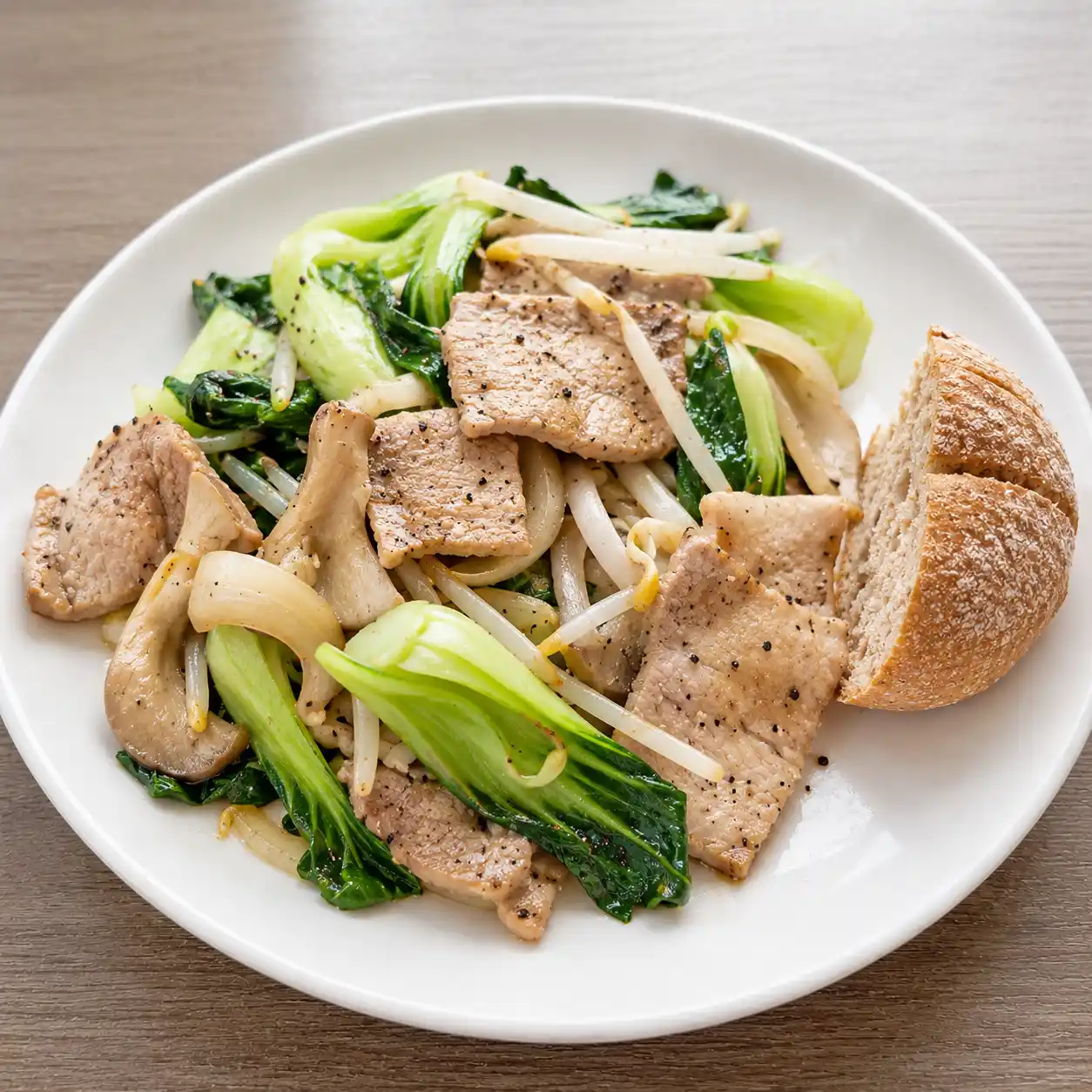 黑胡椒瘦肉青江菜餐包盤