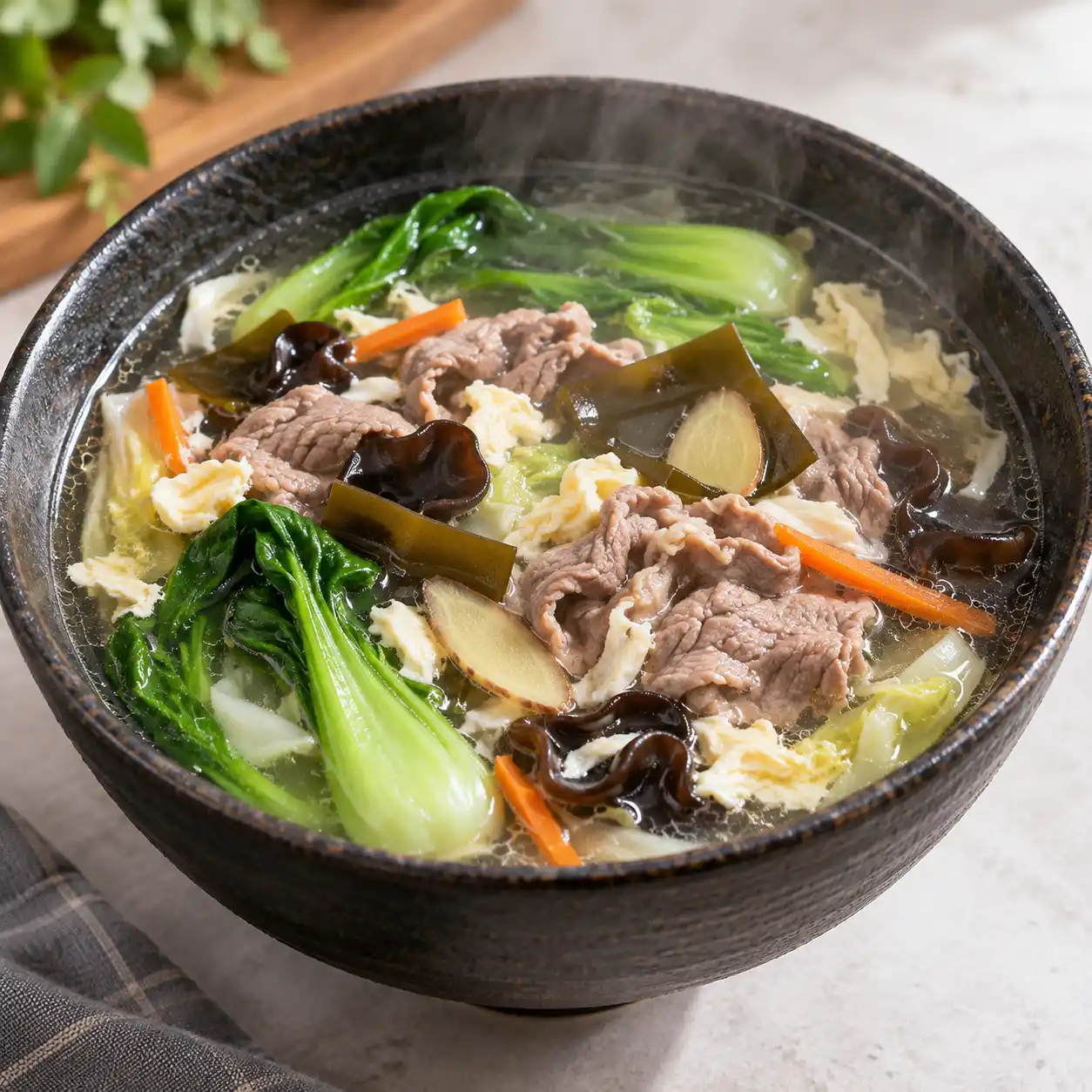 昆布牛肉片青江菜蔬菜湯